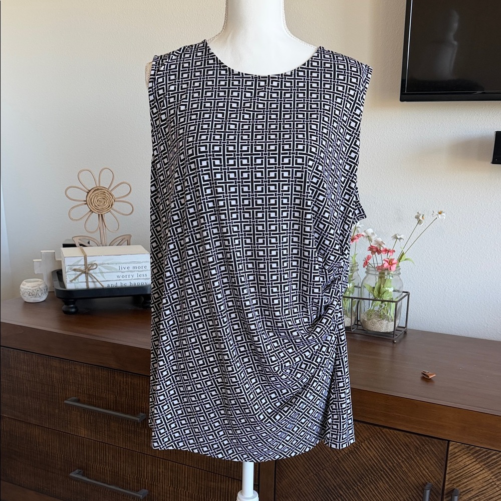 Liz Claiborne Black & White Geometric Sleeveless Shell